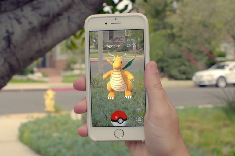 Pokemon de realidad aumentada en la calle La realidad aumentada (AR) agrega elementos digitales a una vista en vivo a menudo mediante el uso de la cámara en un teléfono inteligente. Ejemplos de experiencias de realidad aumentada incluyen lentes de Snapchat y el juego Pokemon Go.